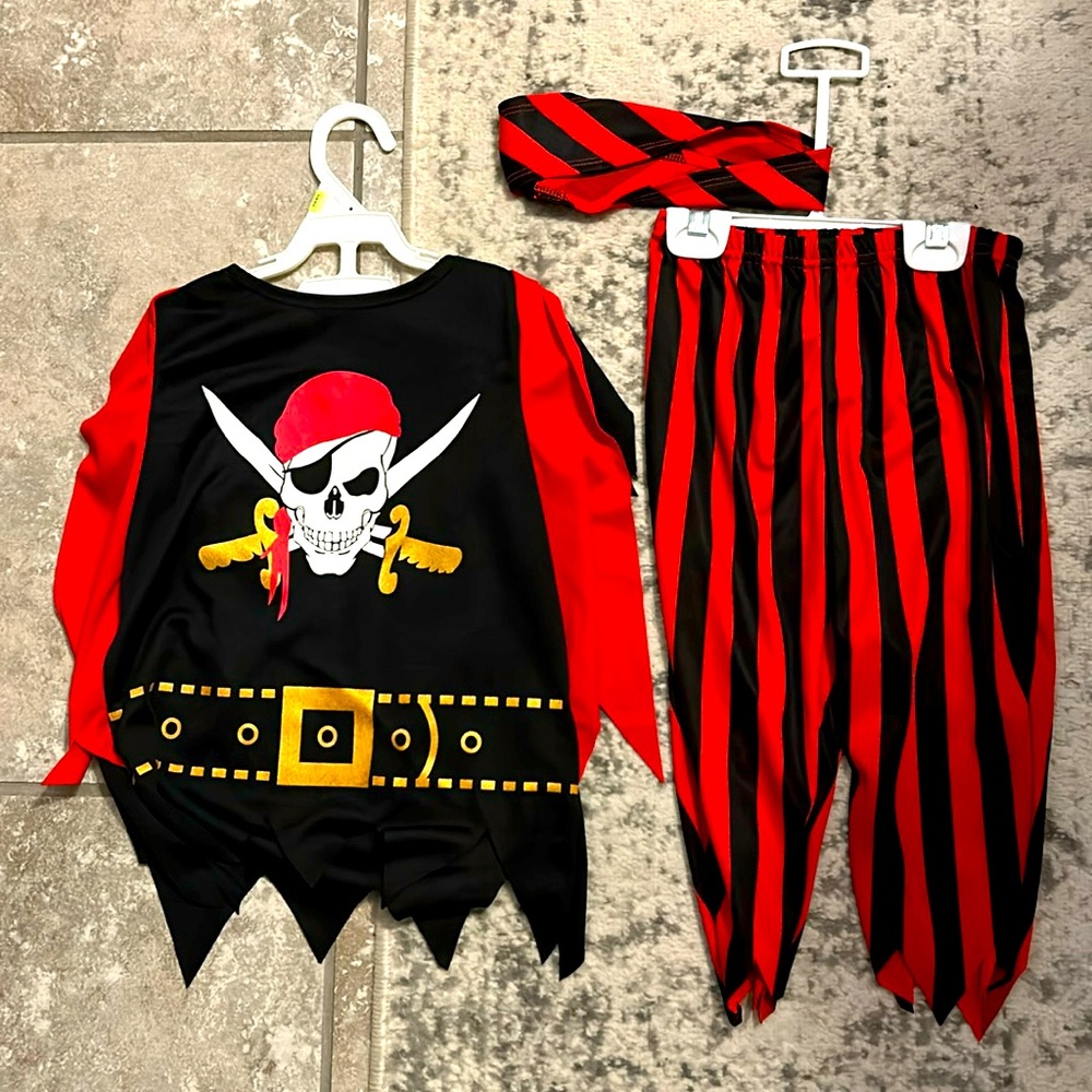 Boys pirate costume size 3-4 years